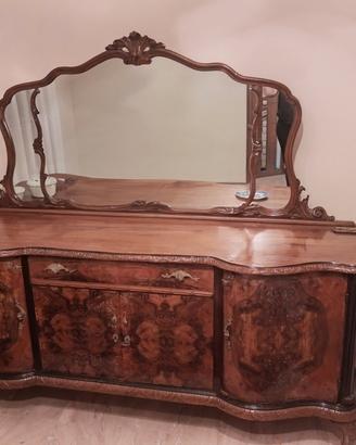 Due credenze e una vetrina in stile Chippendale. 