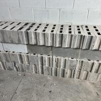 Blocchi in cemento, due fori