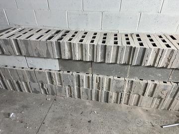 Blocchi in cemento, due fori