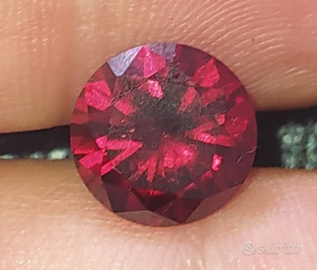 Grande Zircone rosso taglio diamante