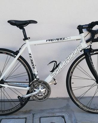 Bicicletta da corsa su strada