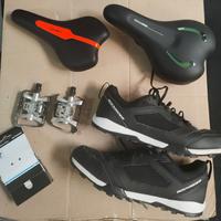 MTB scarpe con attacchi e selle
