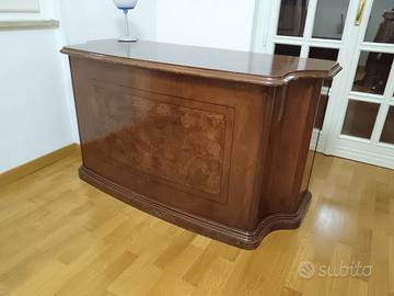 Scrivania modello classico in legno con motivo