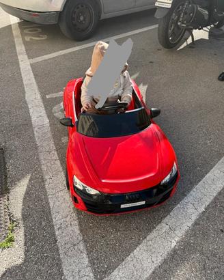 Macchina audi rossa bambini