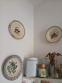 vari piatti a muro 