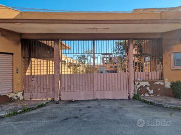 Privato vende ampio capannone