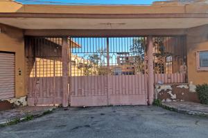 Privato vende ampio capannone