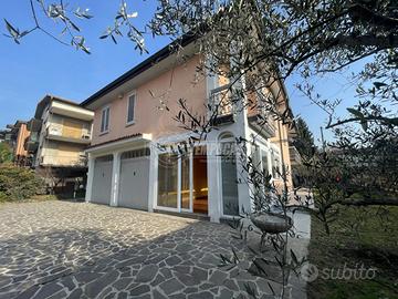 ELEGANTE VILLA SINGOLA CON GIARDINO PRIVATO