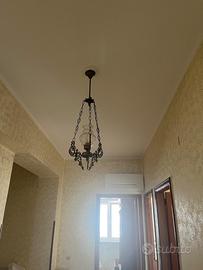 Lampadario vintage in metallo lavorato con globo