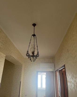 Lampadario vintage in metallo lavorato con globo