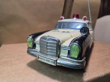 Modello latta auto polizia Mercedes Benz 230