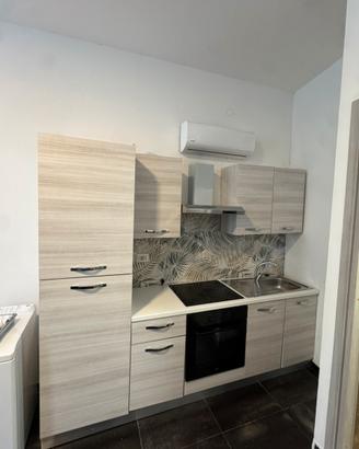 Cucina con forno e piano induzione