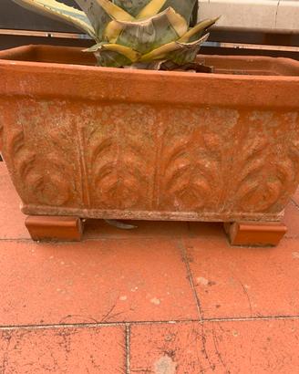 Vaso rettangolare in terracotta.