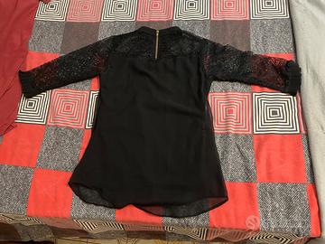 Blusa Nera con Carré e Maniche in Pizzo e Zip