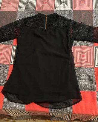 Blusa Nera con Carré e Maniche in Pizzo e Zip