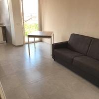 Monolocale arredato con balcone - Metro Italia 61