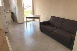 Monolocale arredato con balcone - Metro Italia 61