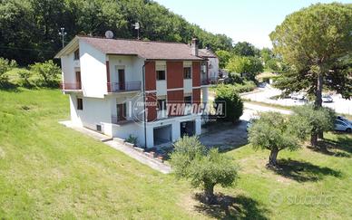 Bifamiliare con 2 garage e 6.930 mq di terreno