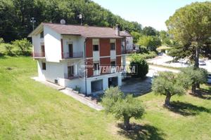 Bifamiliare con 2 garage e 6.930 mq di terreno