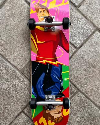 Skateboard e Casco Reply da collezione