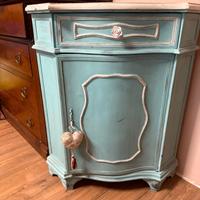 Mobile angoliera shabby e tavolino con cassetto.