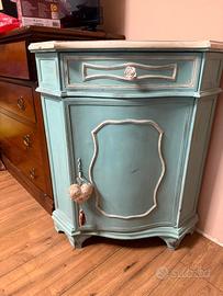 Mobile angoliera shabby e tavolino con cassetto.