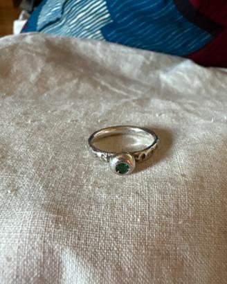 Anello in argento artigianale con pietra verde