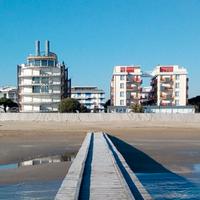 Frontealmare con spiaggia vicino e parcheggio