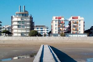 Frontealmare con spiaggia vicino e parcheggio