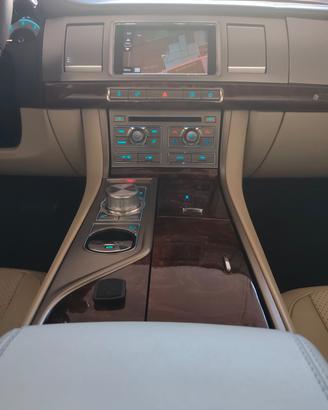 Jaguar XF 2.7D V6 Premium Luxury UNIPRO!!!