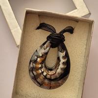 Collana artigianale con medaglione oro e nero