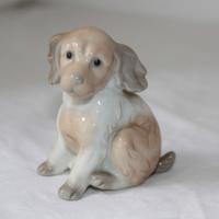 Figurina di cane in porcellana vintage