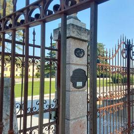 Ampio trilocale nuovo in villa con piscina