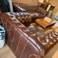 Set divano e poltrona Chesterfield + due tavoli