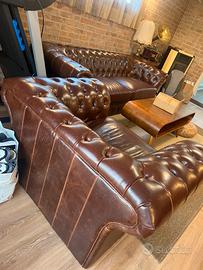 Set divano e poltrona Chesterfield + due tavoli