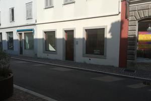 Commerciale vetrinato fronte strada a reddito