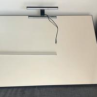 Specchio con bordo nero e luce