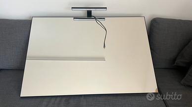 Specchio con bordo nero e luce