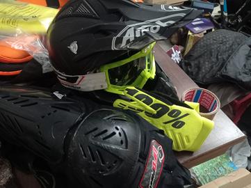 abbigliamento motocross enduro casco pettorina gua