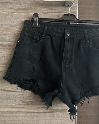 Pantaloncino shorts nero strappato