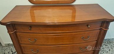 Comò stile antico in noce.