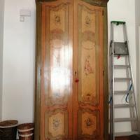 Armadio antico in legno decorato