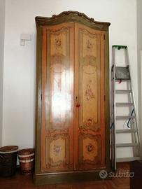 Armadio antico in legno decorato