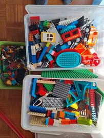 2 contenitori pieni di lego duplo