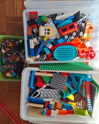 2 contenitori pieni di lego duplo
