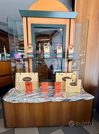 Vetrina attività commerciale - 2 mensole vetro; 12