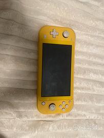 Nintendo seitch gialla  non si staccano i comandi.