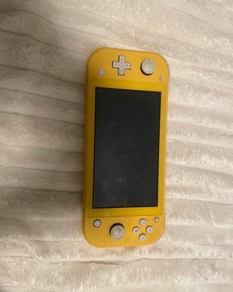 Nintendo seitch gialla  non si staccano i comandi.