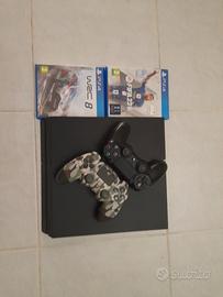 ps4 con due controller e due giochi