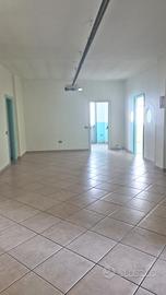 Locale di 120mq con ampie vetrine via Carmine